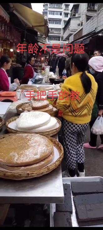 不要说这样你不行,那样也不行,只要不怕吃苦受累,其实你什么都可以#织金发糕#油炸街碗耳糕#90后夫妻创业