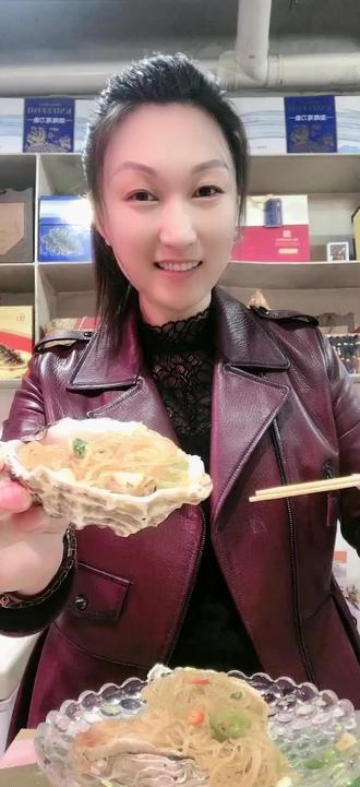 大生蚝:生吃、熟吃 营养超丰富#海鲜 #大连海鲜 @抖音小助手