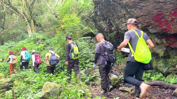 徒步旅行攻略路线图片 4ae531f32184471f84b8f90c287de999_1691888441~tplv-dy-resize-origshort-autoq-75:330.jpeg?x-expires=2016090000&x-signature=IhMenklQJIgMZA%2ByOd3VCr76mXc%3D&from=3213915784&s=PackSourceEnum_AWEME_DETAIL&se=false&sc=cover&biz_tag=pcweb_cover&l=2023112317200155A135D49824E8049B8B