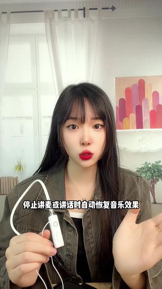 我们的无线声卡的设计师简直太人性化了,麦声曲线有四档调节。还有闪避功能,当你在K歌或者讲话时,蓝牙伴奏音乐自动变小声,停止讲麦或者讲话时,自动恢复音乐效果,还有降噪功能,开机时默认开,短按时就可以关闭。长久续航,让你感受到更多的快乐。#好物品推荐 #直播声卡设备 #直播k歌设备 #直播唱歌设备推荐