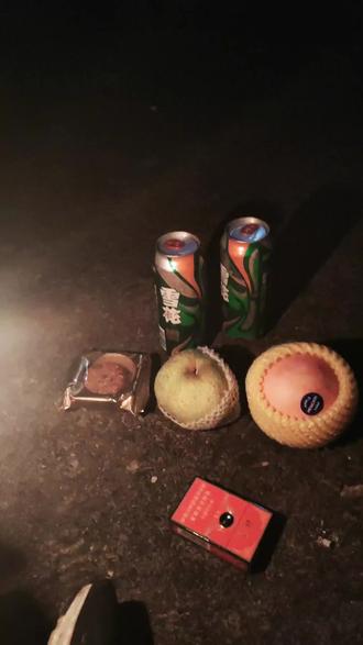 一个人一个月饼一个梨一个苹果一包烟2瓶啤酒楼顶看月亮过中秋节