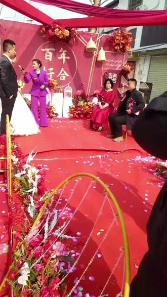 喜婆婆的一个手势证明了一个女人的气质,这就是所谓的家庭幸福#实拍婚礼现场 #浪漫婚礼