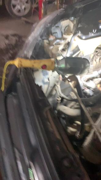 丰田rv4上水管接口处炸裂,更换水箱