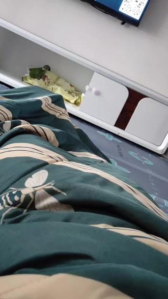 你们家里有没有个陪他躺着还体贴的给你盖被子的小可爱不盖就哭的那种