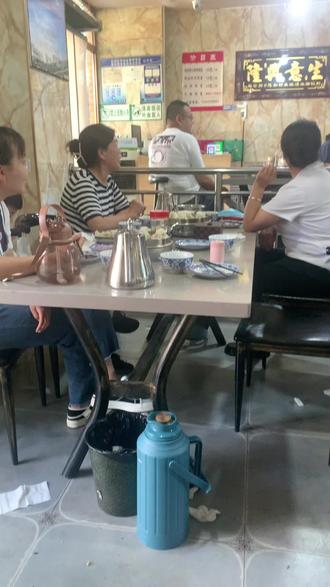 等到快十点,东河烧麦届的天花板。绝!