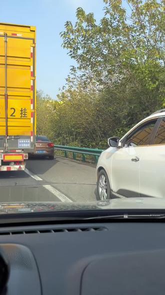 @滁州交警 宁洛高速,过曹庄收费站往滁州方向,大家都在排队,好多车辆走应急车道。