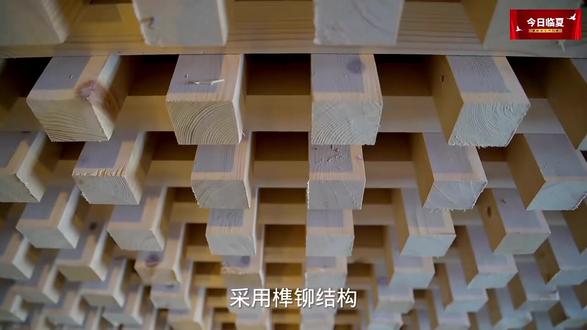 【河州木雕:一刀一刻匠于心】河州木雕与砖雕、彩绘并称为河州古建筑艺术“三绝”,早在西晋时期便享誉中国西部。作品主要用于古典建筑和民居的内外装饰及家具、摆件。古代木雕多采用松木、梨木,也有名贵的楠木、红木等外来木材。采用榫铆结构,构思严谨、造型洗炼、工艺精致。