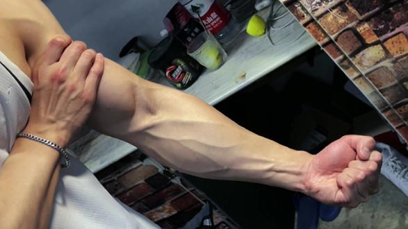 敢对别人摇尾巴就掐你#青筋 #03 #健身@dou 小助手