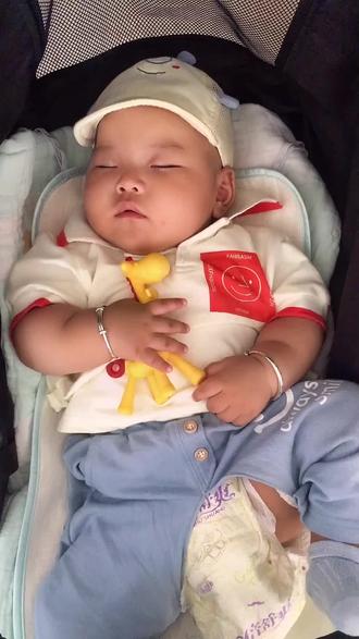 熊孩子奇葩睡姿