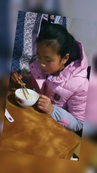 下堂不为母,过继不为儿。宝贝,很遗憾,这辈子不再是你们的妈妈。如果有来生,我讨米都把你们代在身边。不要你爸出一毛钱。以前天真的以为,我只是跟你爸离婚,我一样的爱你们,一样的可以陪你们读书,一样的可以照顾你们的饮食起居,一样的可以督促你们生活,学习,以及卫生习惯,可是妈妈真的错了,你爸爸已经成了我和你们之间的障碍,不是我不愿意付出,而是你爸阻止着我对你们爱。好想陪你们玩两天,以前觉得再平常不过的事儿,现在有多么的奢侈!这两天看到一个小孩长相跟俺二毛神似。忍不住一次次潸然泪下!#断了今生忘了曾经 #未经她人苦莫劝她人善 #来世绝不踏人间 #你们是我的软肋也是我的铠甲 #婚姻家庭
