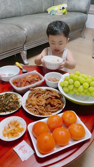 小家伙吃饭可像样了