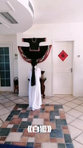 《白狐》讲述的是一个凄美忧伤的爱情故事