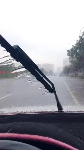 记住了没钱我当哑巴别去打扰任何人天上下雨地上滑自己跌倒自己爬大风