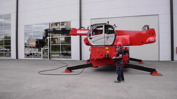 曼尼通双能源伸缩臂叉装车