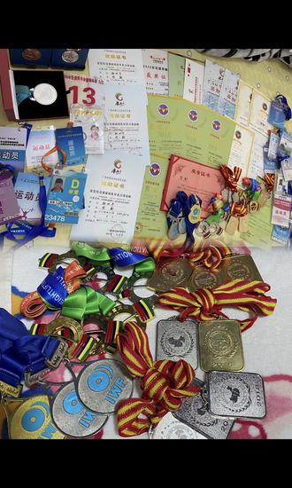 #退役运动员
#体育精神
一个普通举重女孩的十五年🏋🏻️
十五年很长 长到占据了我的小学 初中 高中 大学
十五年很短 短到只做了练举重这件事