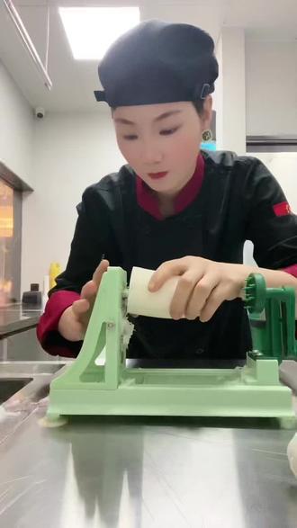 草莓是什么颜色的 ce3c897bc6bd4eee9d8d2ccb1d18ff3a~tplv-dy-resize-origshort-autoq-75:330.jpeg?x-expires=1984554000&x-signature=HsO0ow9W21i7a1uaH%2B50lazwo3c%3D&from=3213915784&s=PackSourceEnum_AWEME_DETAIL&se=false&sc=cover&biz_tag=pcweb_cover&l=021669195452869fdbddc0100ff2f010a7071b3000000ec4065a9