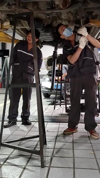 这就是传说中的五菱神车,新车就要换三元催化拆变速箱维修,修动平衡还要收钱,使用五菱宏光的老铁门看过来