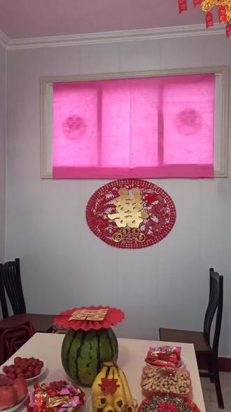 结婚时候用红纸糊窗户是什么意思?你们那里有这个风俗吗?#结婚 #农村婚礼习俗 #婚礼趣事#婚礼