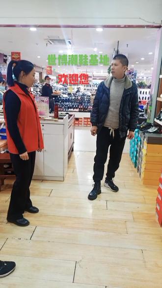 世博潮鞋基地欢迎您#努力工作的女人很美