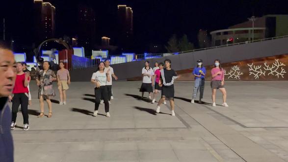 白鹿广场舞起来#广场舞dou起来 #舞出美丽舞出健康 #跟音乐动起来 #全民健身你我同行 #舞动青春活力 #舞台无处不在 #灵魂舞者 #我运动我健康我快乐 #跳舞使我快乐