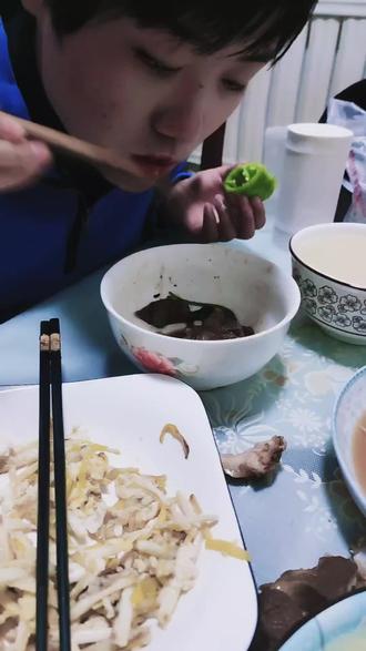 精神小伙#香啊造啊 #猪吃饭 #吃货日常 #晚餐 - 抖音