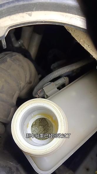 众泰T700正确的换后轮刹车片的使用方法。