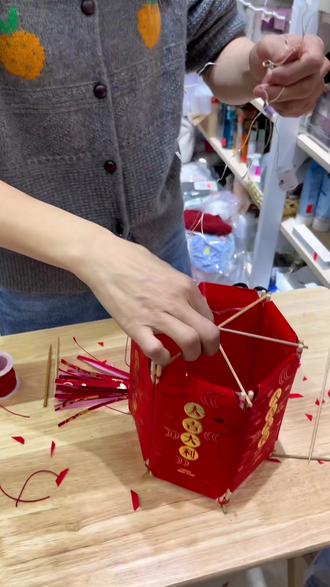 灯笼制作手工方法 f765e97fe4c5495e94ea8e30477ce28f_1675511595~tplv-dy-resize-origshort-autoq-75:330.jpeg?x-expires=1991487600&x-signature=OzJePWt7n9l4ThwFEGrivmmCDbk%3D&from=3213915784&s=PackSourceEnum_AWEME_DETAIL&se=false&sc=cover&biz_tag=pcweb_cover&l=20230211234223D1CCE18144DDAB86F8FA