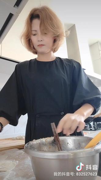 阴历六月初一,也叫“小年”或者“半年”,这个节日在中原地区归于一个传统节日,特别是在山东和河南两省。“小年”,是相关于“大年”即春节来说的。
而“半年”的意思则是说,依照阴历的算法,六月初一,正好是这个年过了一半了,我妈是山东人,必须包饺子。
