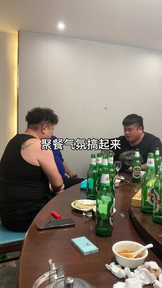 你撸串的时候是最美的模样,我给全桌人放雷子就是为了把他们都喝开心快乐,#热门推荐 #深夜的酒 #男人之间的#好兄弟一辈子 #故事与酒 #干杯🍻 #气氛搞起来 快乐
