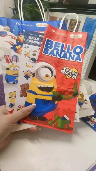 小黄人出没,瑞幸联名大作战!📚手工达人上线,DIY亚克力冰箱贴,乐趣满满~🛠️视频虽长,但精彩不断,快来一起动手吧!✨#手工DIY #小黄人控 #瑞幸联名小黄人 #亚克力冰箱贴diy #种草激励计划