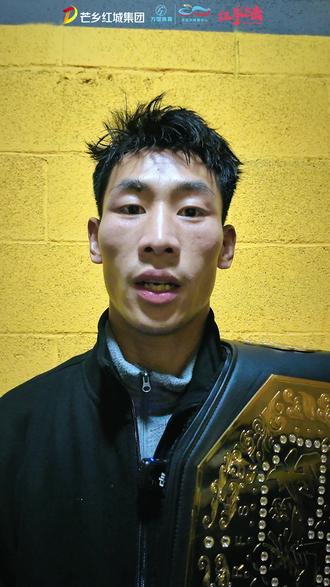 连胜登顶!孟高峰强势夺得红拳出击年终盛典67KG金腰带!
孟高峰以全胜之势连克强敌,一路势如破竹,最终问鼎冠军,加冕金腰带!#红拳出击 #红拳出击年终盛典