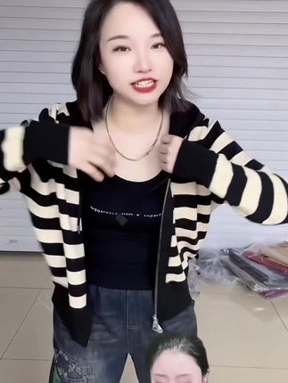 【现货】秋季网红爆款高档洋气条纹简约风休闲通勤连帽针织拉链外套#谁穿谁好看系列 #今日分享 #休闲上衣 #条纹控 #显瘦搭配