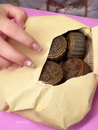 如果你今年想吃的月饼,那一定是这个荞麦五仁月饼,它是用荞麦粉做的,不添加蔗糖,里面满满的坚果馅料,而且它吃起来松软绵密,越嚼越香,一点也不甜腻,真的特别好吃,关键它还是粗粮制作的,所以吃起来也没有负担,喜欢的朋友赶紧点击链接抢购吧!