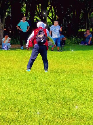 阳光、草地、欢笑,这才是周末的正确打开方式!🌳🏃♂️ #全民健身运动 #享受生活