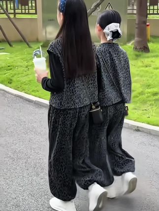 松弛感拉满的马甲三件套,男女宝都可以穿,时髦又洋气#生女儿就要这样穿 #亲子装搭配 #春秋穿搭 #儿童马甲三件套 #高品质童装 @抖加🔥上热门🔥dou+🔥热点宝 @抖加上热门