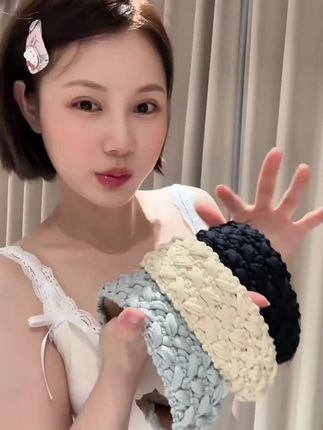 姐妹们,给你们安利一款超棒的小香风发箍,它是这种手工编织的,精致又好看!像我们平时洗脸啊、敷面膜的时候都可以带着它,不仅方便而且还很好看。平时出门逛街约会也可以用它来凹造型,真的超百搭,喜欢这种风格的姐妹们千万不要错过,赶紧入手试试吧!#发箍