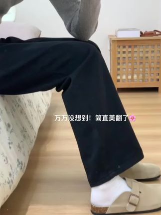 一眼就爱上了这款百搭阔腿牛仔裤 #牛仔裤#直筒裤#显瘦显高显腿长#百搭裤子#阔腿裤 姐妹们,这条裤子真的太绝了,它是那种很简单的款式,但是版型设计的特别好,穿上身就是又美又飒的感觉,而且还是纯棉的料子,摸起来软绵绵的,穿着也很舒服,无论是逛街聚会还是上班通勤都能穿它,怎么搭配都不会出错,简直不要太时髦!