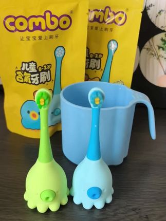 宝宝出第一颗乳牙,我们就要给他刷牙了,不用牙膏就能刷干净 很适合不会吐水的宝宝#小月龄#宝宝刷牙#儿童牙刷#含氟牙刷