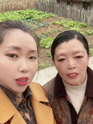 今天给婆婆画了个美美的妆,婆婆说年轻10岁。懒得化妆的或者不会化妆的姐姐,这款素颜霜非常适合,自然不假白,不需要手法,一抹开,不卡粉不脱妆,轻薄水润又服帖,只需两分钟就可以美美的出门 了 #长安二嫂#素颜霜 #懒人素颜霜 #护肤 素颜霜面部 素颜霜排行榜推荐 素颜霜24小时不掉 素颜霜推荐 遮暇,素颜霜身体素颜霜男士