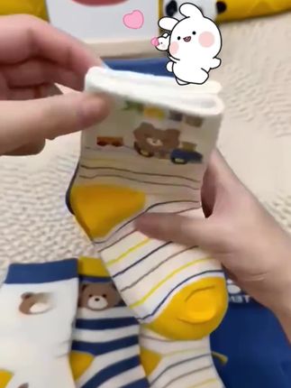 姐妹们快来薅一个德佑家的小包湿巾,夏天带娃出门真的是离不开它!这个是婴幼儿手口湿巾,里面是不含酒精的,而且是弱酸性的亲肤配方,纸张也是做的又大又厚实,水分也很充足,用来擦嘴擦手都合适。小小一包带出门真的太方便了,家里有娃的赶紧囤起来吧!#好物推荐🔥 #宝妈推荐 #儿童袜子