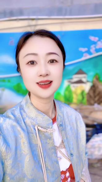 #母亲节文案 现在日历上五月的母亲节,并不是咱们中国人自己的节日。它源于美国的安娜贾维斯女士纪念母亲离世的纪念日,慢慢演变成西方母亲节。其实咱们炎黄子孙,老祖宗早有属于自己的父母节日。农历三月初三,轩辕黄帝诞辰,是华夏正宗父亲节,以先祖诞辰定为父亲节,致敬父辈,传承的是民族风骨。 而咱们中式母亲节,有两大正统说法:一个是农历四月初二,孟子诞辰之日。 孟母三迁,是千古贤母的典范,儿生日、娘苦日,感念母恩,传承家风。另一个版本,农历六月初六。是轩辕黄帝和原配嫘祖的大婚之日,嫘祖种桑养蚕、造福万民,是华夏儿女共同的母亲。 自古河南、山西很多地方,六月初六就是女儿回娘家归宁的日子。 老祖宗的孝心仪式,自古就有据可依。三月初三父亲节、六月初六母亲节,两相呼应,合起来正好是九月初九重阳节。父爱母敬、一脉相承。再看我们华夏传统节日,二月初二龙抬头,五月初五端午节,七月初七七夕节,个个有根有魂:说到底,孝顺从来都不拘泥某一个日子,真心善待父母,常怀感恩之心,日日皆是佳节。 但节日是文化的传承,身为炎黄子孙,我们更该传承中华传统文化,守住我们民族的根与魂。#生活小常识 #中华文化 #知识分享