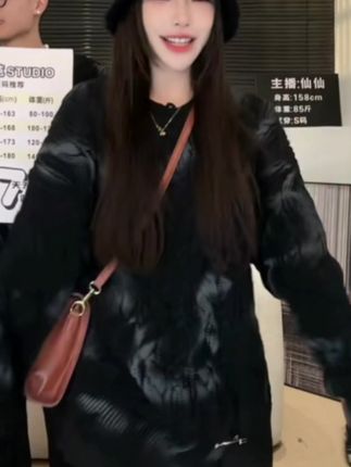 美式复古扎染毛衣也太戳潮人了!oversize版型慵懒藏肉,男女穿都好看,搭情侣款超有默契。针织软乎乎不扎身,随便配牛仔裤都显范儿,小众设计还不怕撞款,春秋穿超合适~