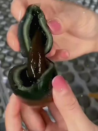 家人们看过来!13.9到手整整16枚皮蛋!这地道的农家皮蛋,来自自然放养的鸭群。坚持古法无铅工艺,45天恒温腌制,颗颗精品。蛋黄松花满满,蛋清如墨玉般透亮。入口绵密弹牙,回味悠长巴。配粥、凉拌、佐餐都超合适,家常、宴客都能hold住。当下正是风味最佳时,快尝尝这记忆中的好味道~! #皮蛋#优质农产品#传统风味#皮蛋美食#超便宜超划算