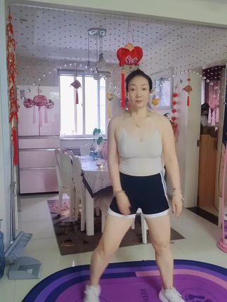 一晃就老了,让我一起锻炼起来,锻炼只为了我们有个更好的身体,晚上七点中门口跳操不见不散#暴汗燃脂瘦全身# 健身