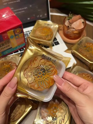 #月饼 #好吃的 #黑豆沙蛋黄月饼 #零食分享