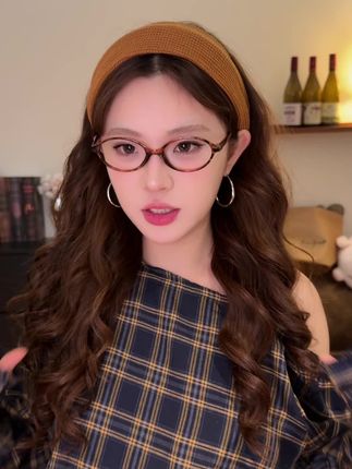 这个#针织发箍 真的绝了!上头显白又高级!宽面设计一整个显脸小住了!妥妥拿捏早秋穿搭氛围感!#发箍#氛围感