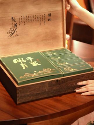 你们知道 #中秋 #中秋 送礼走亲戚如何花小钱办大事?来看看这款国风实木#月饼 #月饼礼盒 ,满足全家人的口味#团购