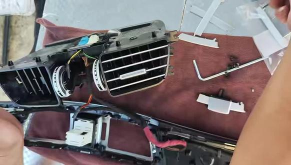 奔驰E出风口维修,小配件解决大问题