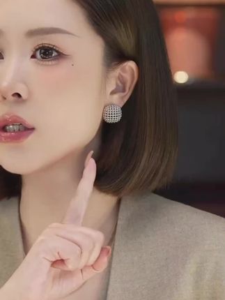 925银仿珍珠耳饰 高端气质高贵优雅白色纯银耳环经典镶嵌大颗耳钉#美出高级感 #首饰分享 #修饰脸型 #高级感耳环耳钉推荐 #仿珍珠耳钉