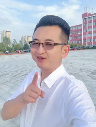 不必急着拼凑完美人设,从清晨那杯咖啡的温度写起,从地铁里突然想起的旧歌写起。写你摔倒时攥紧的拳头,也写你笑着原谅时眼里的光;写未完成的清单,也写临时起意的短途旅行。不用华丽辞藻,你走过的每一步、在意的小细节,都是最独特的笔触。真实,就是写给自己最好的文案。#音乐 #阳光男孩 #治愈系笑容 #校园生活 #我该如何写自己